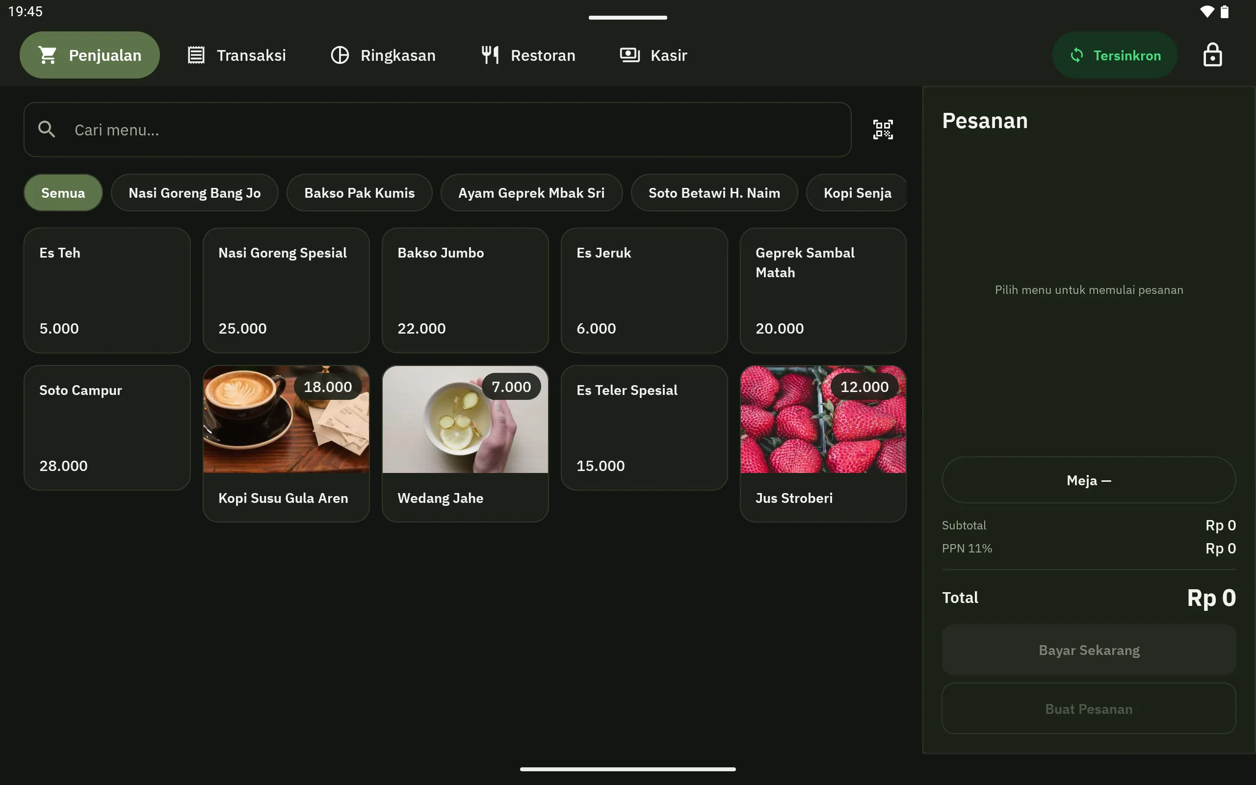 Layar kasir Penjualan menampilkan grid menu dari beberapa stall food court, tiga di antaranya dengan foto produk (Kopi Susu Gula Aren, Wedang Jahe, Jus Stroberi) dan sisanya kartu teks saja