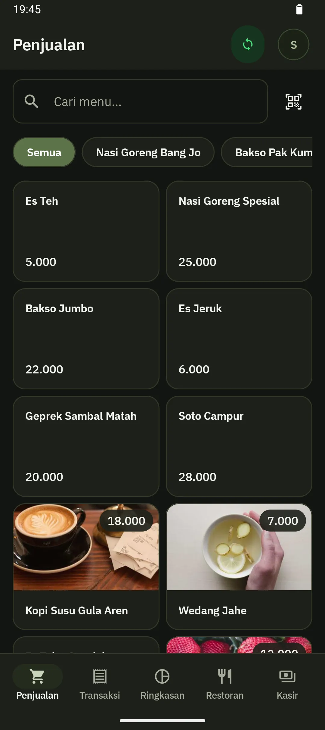 Layar kasir Penjualan food court di ponsel menampilkan kolom cari menu, chip stall Semua, Nasi Goreng Bang Jo, dan Bakso Pak Kumis, serta grid menu dua kolom