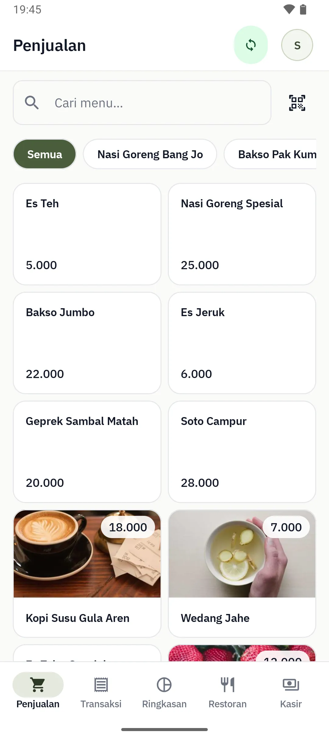 Layar kasir Penjualan food court di ponsel menampilkan kolom cari menu, chip stall Semua, Nasi Goreng Bang Jo, dan Bakso Pak Kumis, serta grid menu dua kolom